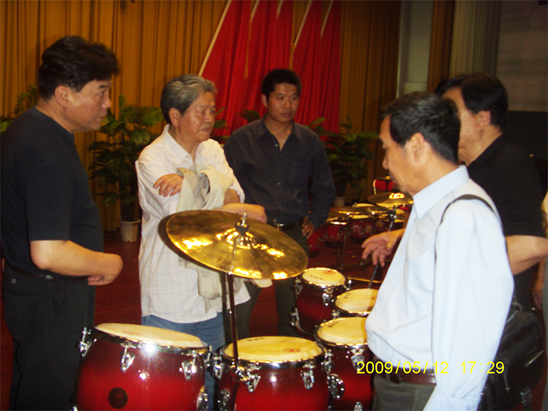 2009年鼓韵排鼓整体架发布会在北京召开。现场专家们探讨整体架五音排鼓1.JPG