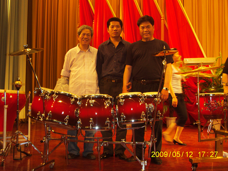2009年鼓韵排鼓整体架发布会在北京召开。王令新与金纪广(中国打击乐学会会长）、方国庆（原中央民族乐团打击乐首席）合影留念3.JPG